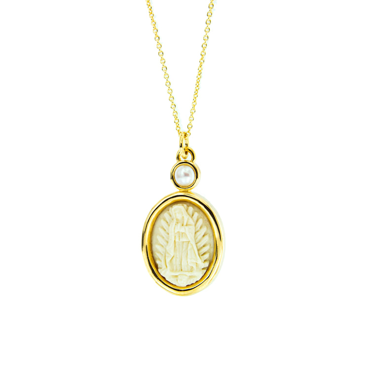 Medalla Virgen de Guadalupe chica con perla botón.