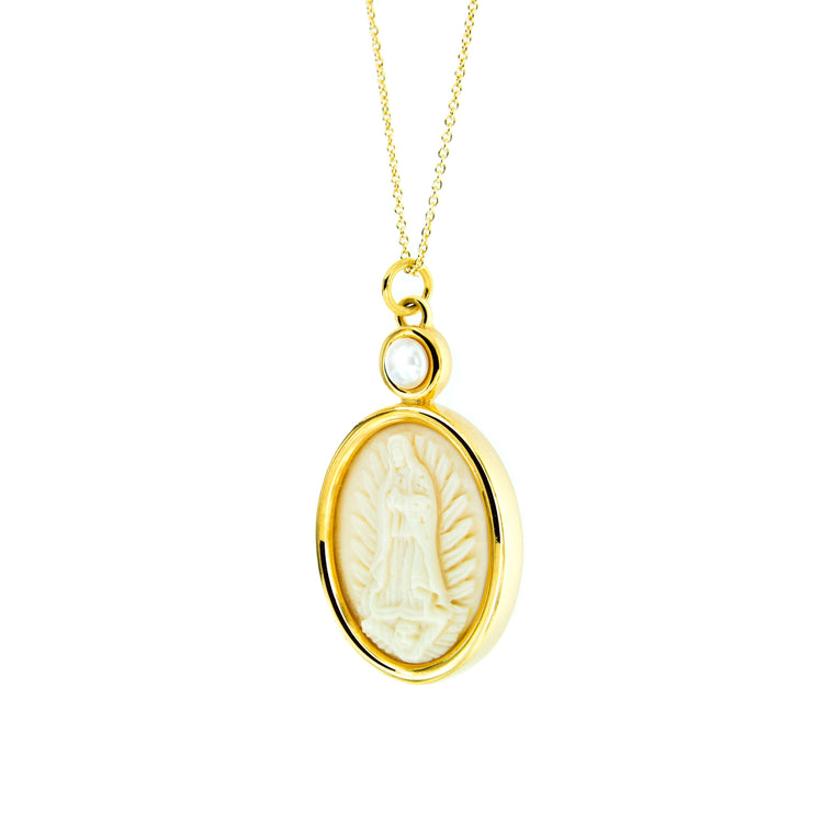Medalla Virgen de Guadalupe grande con perla botón.