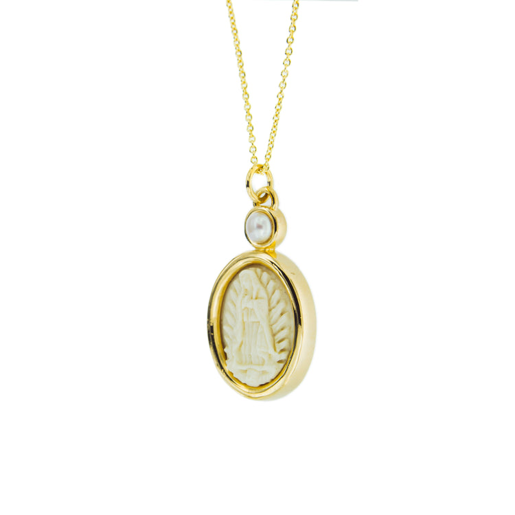 Medalla Virgen de Guadalupe chica con perla botón.
